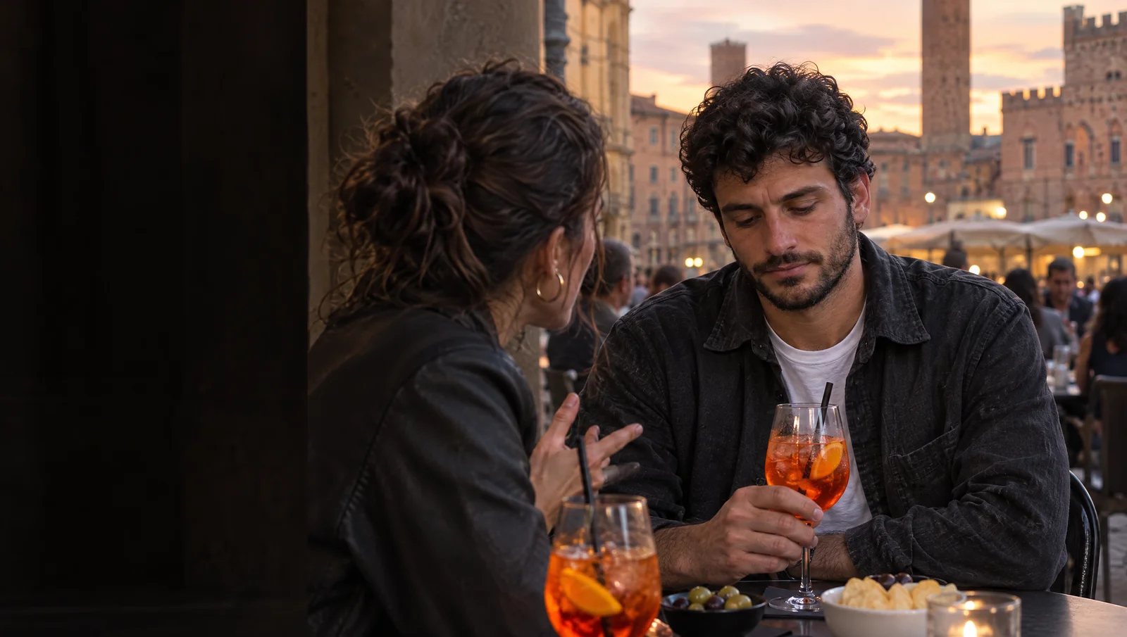 All'aperitivo un'amica gli parla guardandolo negli occhi, lui guarda il bicchiere